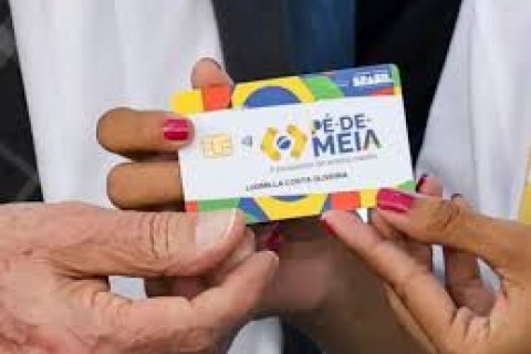 Estudantes da rede pública começam a receber a primeira parcela do Pé-de-Meia 2025