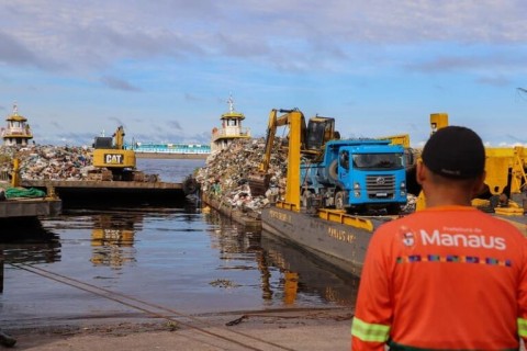 Operação da Prefeitura reduz pela metade o lixo retirado do rio Negro e comunidades ribeirinhas
