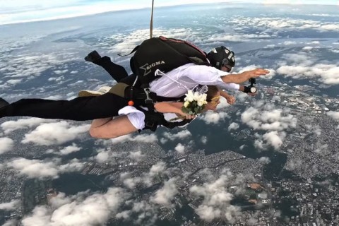Casal renova votos com emocionante salto de paraquedas em Manaus