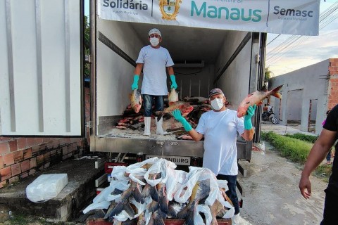 Prefeito David Almeida entrega 120 toneladas de pescado e beneficia 45 mil famílias na Semana Santa