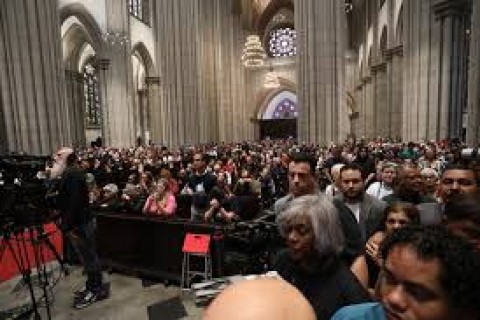 Catedral da Sé homenageia papa Francisco em missa lotada