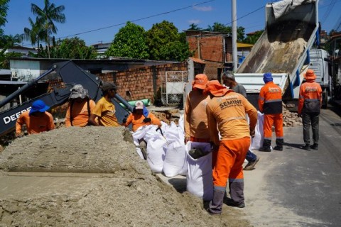Prefeitura de Manaus atua em reparo emergencial na rua dos Japoneses, no Parque 10