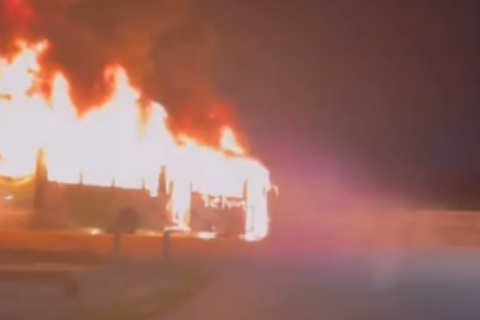 Moradores incendeiam ônibus da linha 320 em protesto contra mudanças no transporte