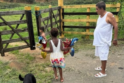 Zeca Pagodinho distribui ovos de Páscoa para crianças carentes em Xerém