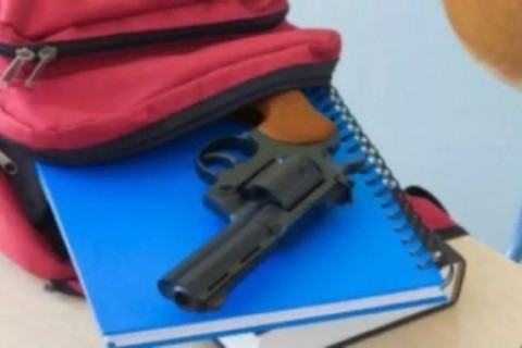 Homem é preso em Itacoatiara por esconder revólver na mochila da filha