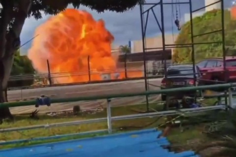 Explosão seguida de incêndio atinge Empresa de Plástico da Amazônia em Manaus