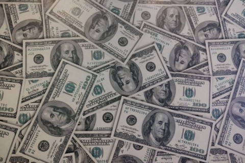 Dólar tem segunda queda em 2025