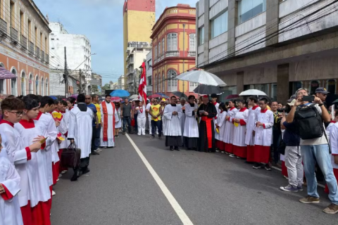 Fiéis participam da Via Sacra pelas ruas de Manaus na Sexta-feira Santa